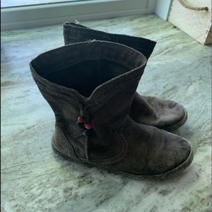 UGG kids moccasin boots SIZE 2